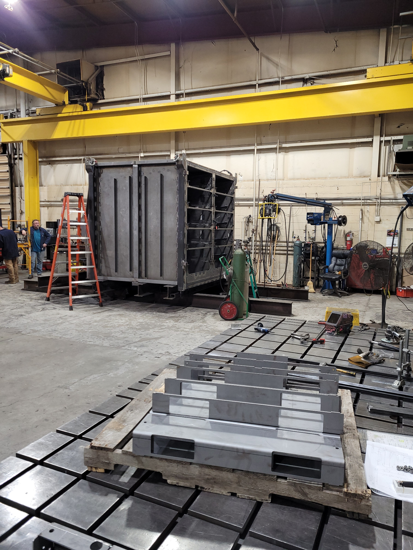 Heavy steel fabrication with overhead crane